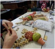 Jeugdactiviteit: vogelvoer en kerststukjes maken